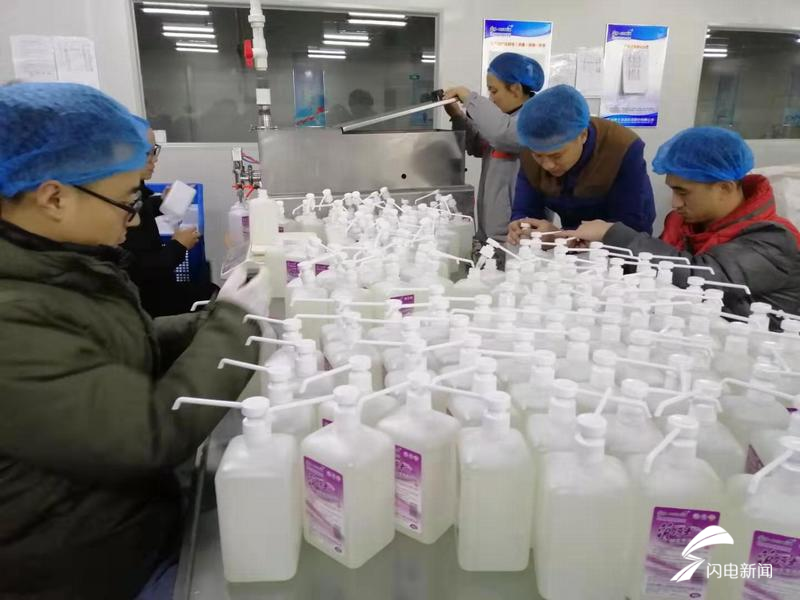 87秒丨德州这些工人放弃假期连续倒班,每天生产上万瓶消毒液保市场供应